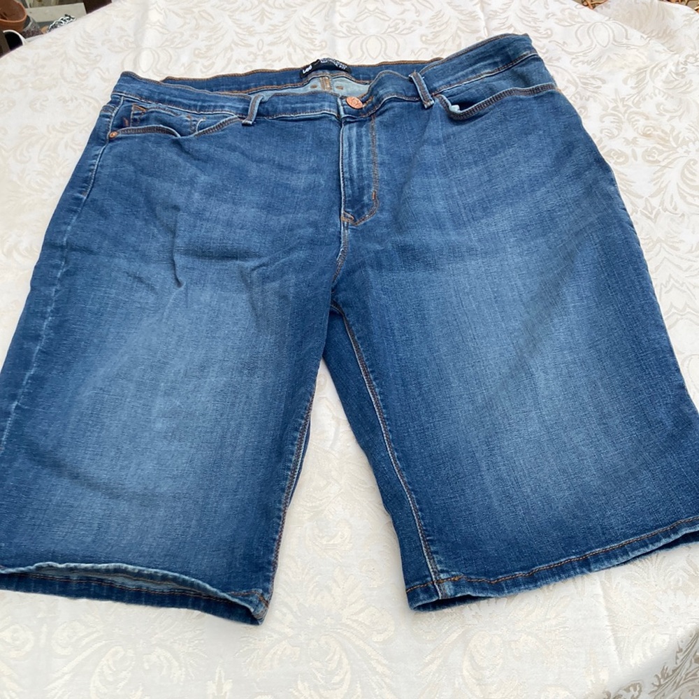Lee Shorts 18 medium. Mid rise Fit Women’s